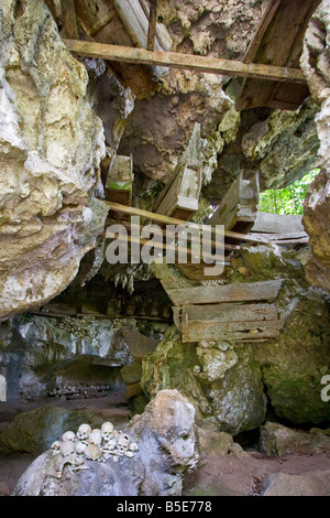 Teschi e cofanetti all'interno di tombe rupestri a Tampangallo in Tana Toraja su Sulawesi in Indonesia Foto Stock