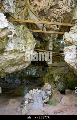 Teschi e cofanetti all'interno di tombe rupestri a Tampangallo in Tana Toraja su Sulawesi in Indonesia Foto Stock