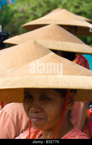 Donne che indossano copricapi tradizionali durante la Giornata Nazionale Festival in Rantepao su Sulawesi in Indonesia Foto Stock