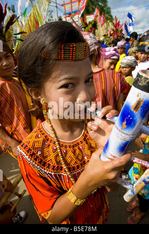 Riproduzione di un tradizionale strumento musicale su Giornata Nazionale Festival in Rantepao su Sulawesi in Indonesia Foto Stock