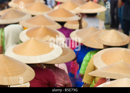 Donne che indossano copricapi tradizionali durante la Giornata Nazionale Festival in Rantepao su Sulawesi in Indonesia Foto Stock