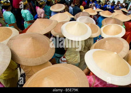 Donne che indossano copricapi tradizionali durante la Giornata Nazionale Festival in Rantepao su Sulawesi in Indonesia Foto Stock