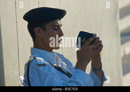 Turistica e di polizia di antichità la lettura del Corano al Tempio di Karnak a Luxor Egitto Foto Stock