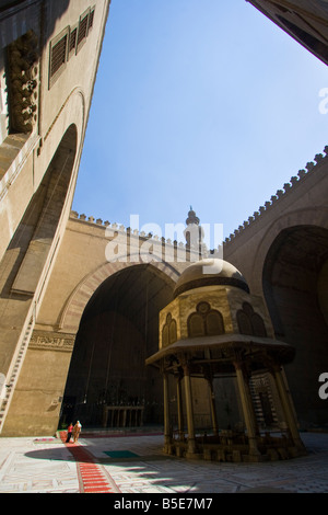 All'interno del sultano Hassan Moschea Islamica in Il Cairo Egitto Foto Stock