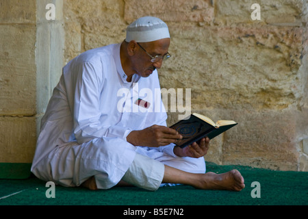 Uomo musulmano che studiano il Corano dentro al Ghouri moschea e Madrassa islamica in Il Cairo Egitto Foto Stock