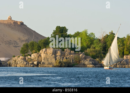 Tomba di Qubbet El Hawwa con feluca e barca a vela sul fiume Nilo in Egitto Aswan Foto Stock