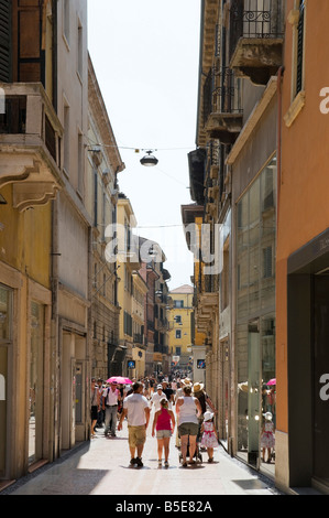 Via dello shopping nel centro della città vecchia, Via Mazzini, Verona, Veneto, Italia Foto Stock