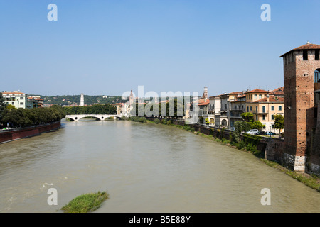 Vista sul fiume Adige e sullo skyline della città dal Ponte Scaligero con il Castelvecchio a destra, Verona, Italia Foto Stock