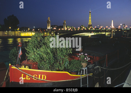 Elk169 1750 Francia Paris Seine Le Cid chiatta lungo il fiume ponte Alexandre III Foto Stock