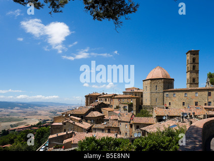 Vista sui tetti verso il Duomo e il Campanile, città sulla collina di Volterra, Toscana, Italia Foto Stock