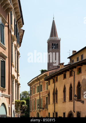 Tipica strada nel centro della città vecchia di Verona Veneto Italia Foto Stock