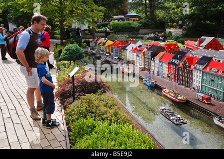 I visitatori a Legoland in Danimarca guardando un modello di Nyhavn a Copenaghen Foto Stock