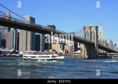 Circle Line nave da crociera passando sotto il ponte di Brooklyn. Foto Stock