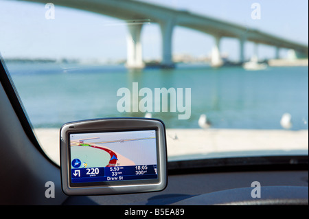 La navigazione satellitare GPS System sul parabrezza di un auto in Clearwater, Florida, Stati Uniti d'America Foto Stock