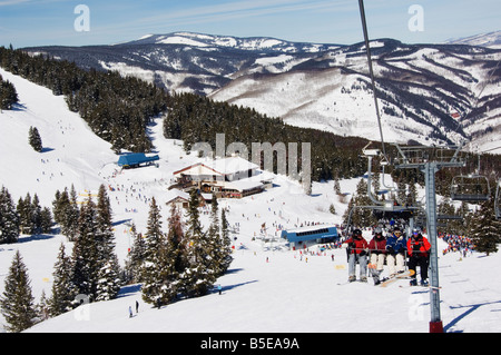 Gli sciatori trasportati su una seggiovia per il retro bocce di Vail ski resort, Vail, Colorado, Stati Uniti d'America, America del Nord Foto Stock