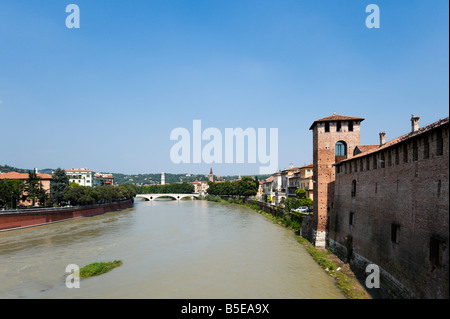 Vista sul fiume Adige e sullo skyline della città dal Ponte Scaligero con il Castelvecchio a destra, Verona, Italia Foto Stock