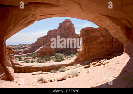 Guardando fuori attraverso la torre arco, Arches National Park, Utah, Stati Uniti d'America, America del Nord Foto Stock