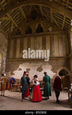 Reenactors ricreare la musica e la danza degli inizi del periodo giacobino alla Corte Tretower vicino a Crickhowell Powys Galles del Sud Foto Stock