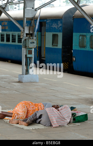 India Kerala, Ernakulum. Popolo Indiano a dormire Ernakulum stazione ferroviaria in attesa per un ritardo del treno. Foto Stock