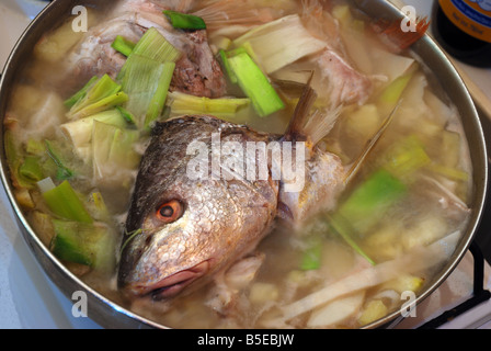 Il tipico vietnamita pesce acida zuppa di testa ( canh chua dau ca ) Foto Stock