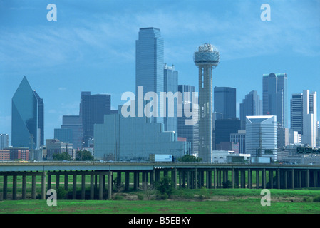 Superstrada ponte sopra il fiume di Dallas floodplain, e lo skyline del centro cittadino, Dallas, Texas, Stati Uniti d'America Foto Stock
