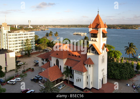 Vista anteriore Azania Chiesa luterana e il porto di Dar es Salaam, capitale della Tanzania. Foto Stock