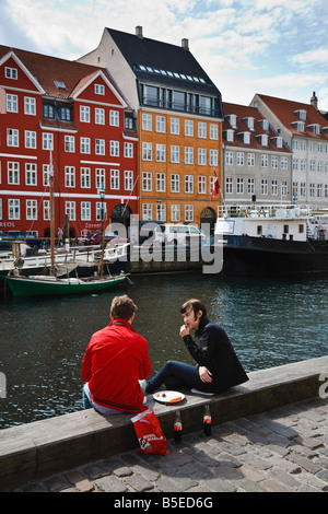 Paio di pranzo sulla banchina a Nyhavn, Copenhagen, Danimarca Foto Stock