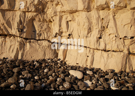 Un interessante formazione di roccia, milioni di anni, passando attraverso la bianca rupe gessosa a bordo Birling Gap beach. Foto Stock