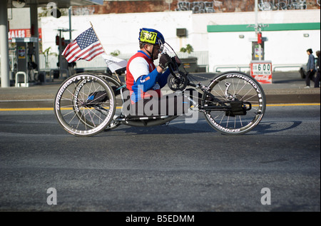 Amputato mano ciclista nelle gare di ING NYC Marathon 2008 (per solo uso editoriale) Foto Stock