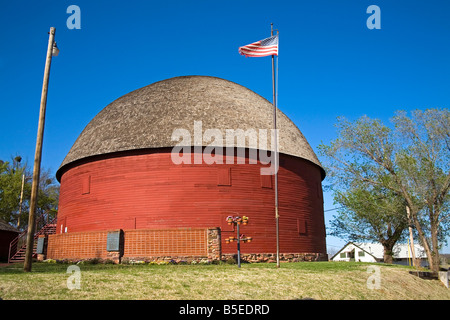 Storico fienile rotondo sul percorso 66, Arcadia, Oklahoma, Stati Uniti d'America, America del Nord Foto Stock