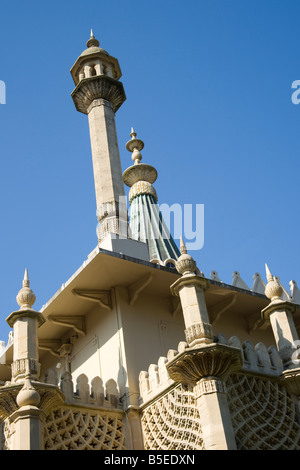 Close up dettaglio del Royal Pavilion spires in Brighton contro il cielo blu Foto Stock