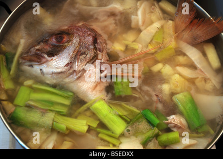 Il tipico vietnamita pesce acida zuppa di testa ( canh chua dau ca ) Foto Stock