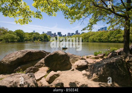 Persone in barca sul lago di Central Park di New York STATI UNITI D'AMERICA Foto Stock