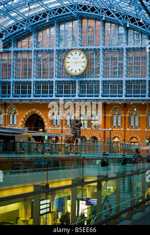 London St Pancras Stazione Stazione ferroviaria vista del luogo di incontro della statua di Paolo giorno mostra causeway piattaforma , Orologio e scale Foto Stock