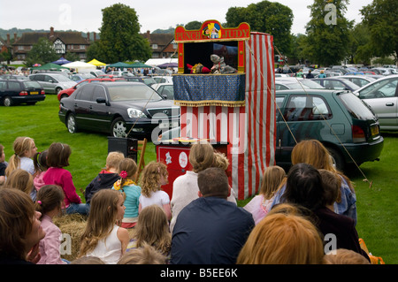 Punch e Judy visualizza Godstone Village estate Fete Surrey UK Foto Stock