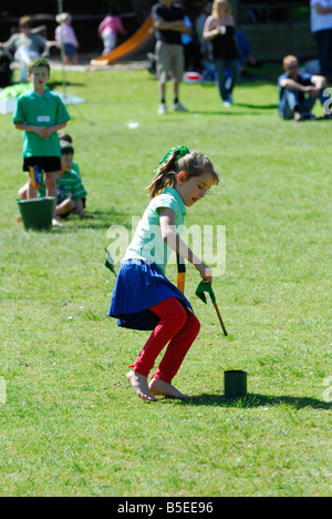 Bambino in competizione in bandiera corsa a scuola primaria carnevale di atletica, Australia Foto Stock