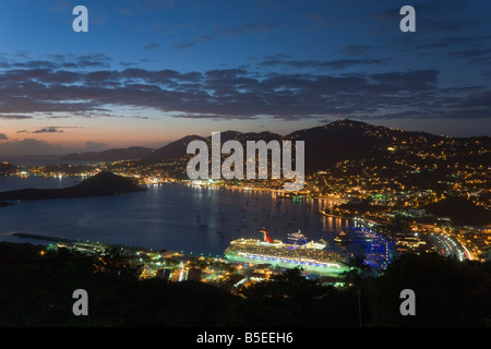 Vista su Charlotte Amalie e il dock navi da crociera di Havensight, san Tommaso, U.S. Isole Vergini americane Isole Sottovento, dei Caraibi Foto Stock