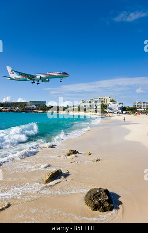 Spiaggia di Maho Bay e bassa aeromobili battenti, San Martino, Isole Sottovento, West Indies, dei Caraibi Foto Stock