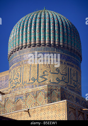 La cupola nervata, piastrelle e arabo script sul Bibi Khanym moschea di Samarcanda, Uzbekistan in Asia centrale Foto Stock