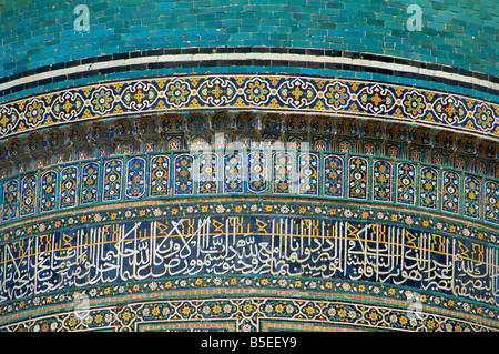 Dettaglio di ceramica, Mir-i-araba facciata madrasah, Bukhara, Uzbekistan in Asia centrale Foto Stock