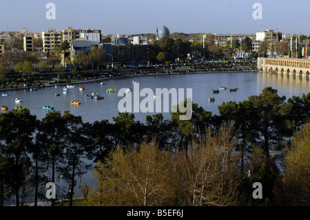 Vista di Esfahan e la si-o-seh ponte, sul fiume Zayandeh, Iran centrale Foto Stock