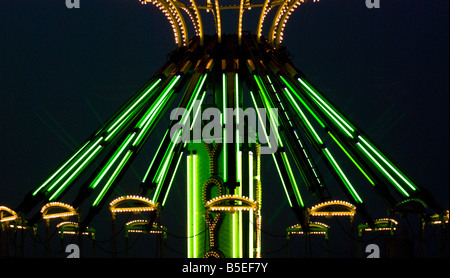 Carnival ride illuminato con luci al neon di un County Fair Foto Stock
