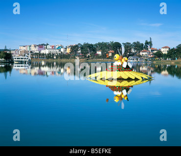 Il lago e i giardini fioriti Dalat Altipiani Centrali del Vietnam Indocina Asia del sud-est asiatico Foto Stock