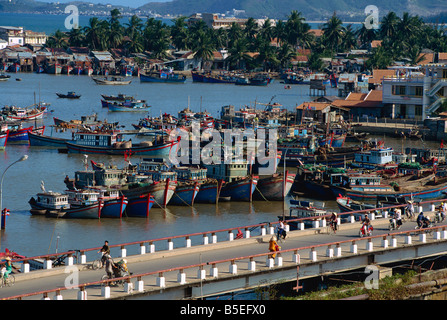 La flotta di pesca e Xam Bang Bridge Nha Trang Vietnam Indocina Asia del sud-est asiatico Foto Stock