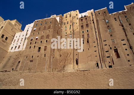 Spalle di fango case di mattoni e di servizi igienici, Shibam, Sito Patrimonio Mondiale dell'UNESCO, Wadi Hadramaut, Yemen, Medio Oriente Foto Stock