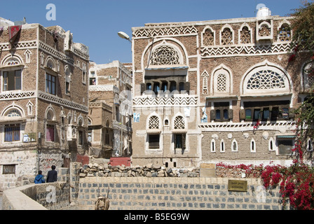 Tradizionale in mattoni ornata architettura case sulla Vecchia Città Sana un Sito Patrimonio Mondiale dell'UNESCO capitale dello Yemen Medio oriente Foto Stock