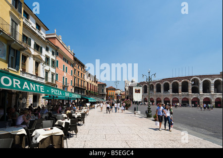 Street cafe di fronte all'Arena (anfiteatro) in Piazza Bra, Verona, Veneto, Italia Foto Stock