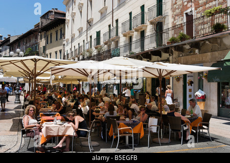 Street cafe in Piazza delle Erbe, Verona, Veneto, Italia Foto Stock