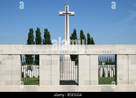 Vista la croce del sacrificio dal di fuori il Passchendaele Nuovo Cimitero britannico, Belgio. Foto Stock