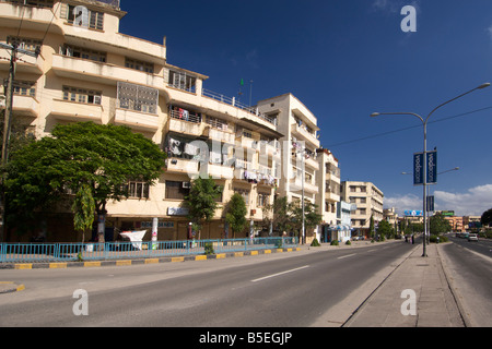 Giunzione di Bibi Titi Mohammed road e Uhuru road a Dar es Salaam, capitale della Tanzania. Foto Stock